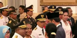 Caption Foto : Keceriahan Lukas Enembe usai dilantik Presiden Jokowi untuk kembali memimpin Papua periode 2018-2023. Foto : Piet Balubun/PapuaSatu.com