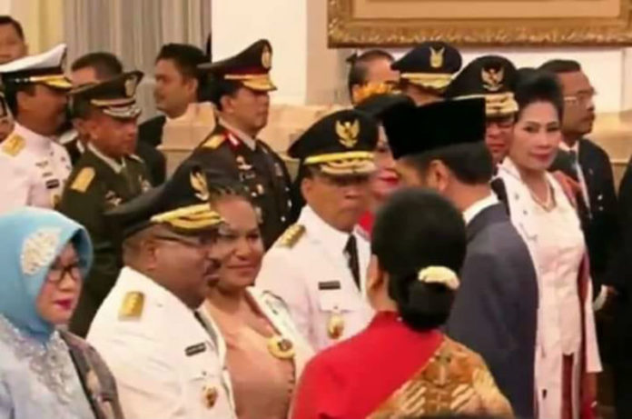 Caption Foto : Keceriahan Lukas Enembe usai dilantik Presiden Jokowi untuk kembali memimpin Papua periode 2018-2023. Foto : Piet Balubun/PapuaSatu.com