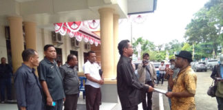 Caption : Koordinator Aksi Masyarakat Adat Papua, Timo Yelimolo saat menyerahkan pernyataan sikap ke anggota DPR-PB. Foto : Free/PapuaSatu.com