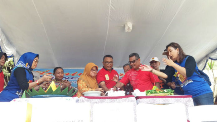 Pemotongan Tumpeng Perayaan HUT ke - 55 SMP Negeri 1 Jayapura oleh para guru dan alumni