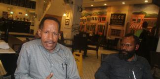 Caption : Tokoh intelektual Papua, Yan Matuan dan Tokoh Pegunungan Tengah, Deert Tabuni ketika memberikan keterangan pers di Abepura, Kamis (27/9/2018). Foto : Yos Itlay/PapuaSatu.com  