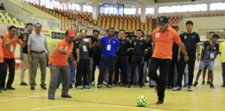 Walikota Jayapura saat melakukan tendangan pertama membuka Kompetisi Liga Futsal Nusantara AFP Papua Tahun 2018 yang berlangsung di GOR Waringin Kotaraja