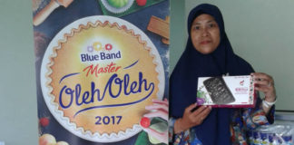 Caption : Pemilik Aulia Home Industry, Andriani Widya Astuti, saat menunjukan Browinis Sagu Kas Biak Berbahan Sagi. Foto : Viona Sihasale/PapuaSatu.com