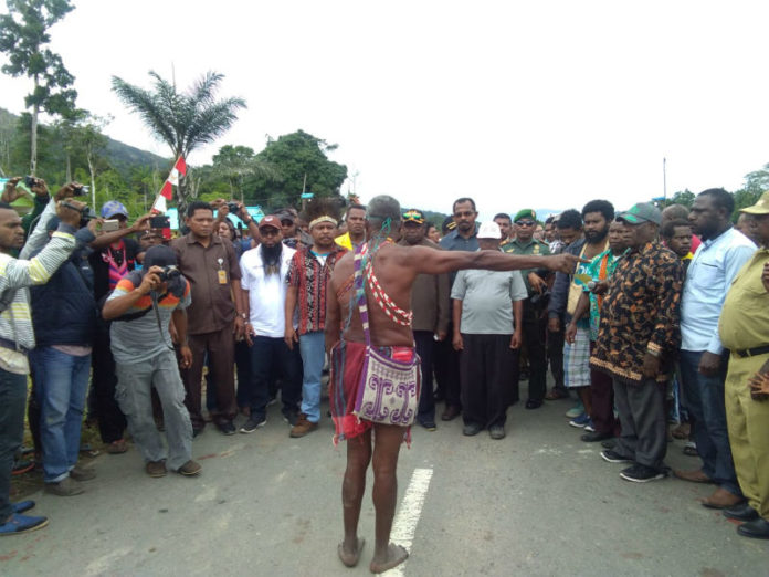 Caption : Masyarakat Adat pemilik hak ulayat saat melakukan prosesi adat menyambut rombongan MRP dan DPR Provinsi Papua Barat. Foto : free/PapuaSatu.com