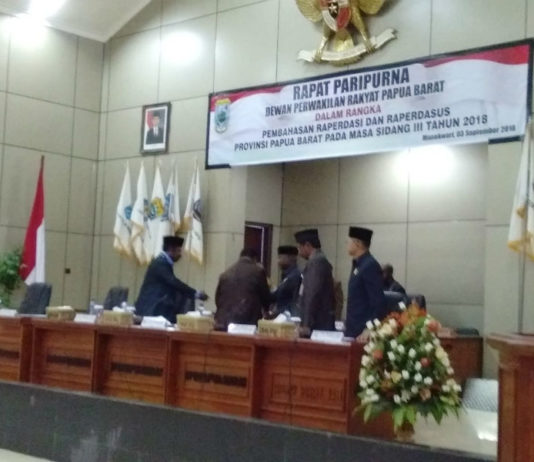 Suasana Rapat Paripurna DPR Papua Barat masa Sidang III Tahun 2018 di ruang sidang, Manokwari, Provinsi Papua Barat