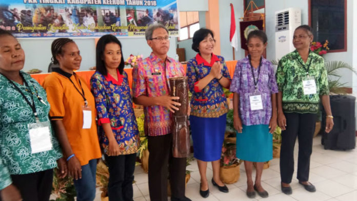 Penutupan Jambore PKK Kabupaten Keerom 2018 yang telah berlangsung selama tiga hari di Balai Latihan Kerja (BLK) Arso I (Foto: Alfred/PapuaSatu.com) Penutupan Jambore PKK Kabupaten Keerom 2018 yang telah berlangsung selama tiga hari di Balai Latihan Kerja (BLK) Arso I (Foto: Alfred/PapuaSatu.com)
