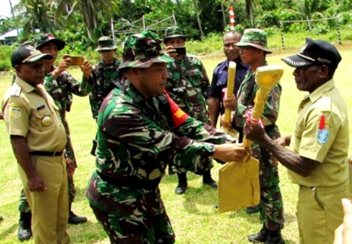 Penyematan pita untuk personil yang terlibat dalam pelaksanaan program TMMD Ke-103 Tahun 2018 di Kampung Wamariri, Distrik Apawer Hulu oleh Bupati Sarmi, Edward Fonataba kepada perwakilan yang ditunjuk yang dilanjutkan dengan penyerahan alat kerja oleh Bupati dan oleh Dandim 1712/Sarmi, Letkol Arm. Hendra Pesireron,S.Sos. Penyematan pita untuk personil yang terlibat dalam pelaksanaan program TMMD Ke-103 Tahun 2018 di Kampung Wamariri, Distrik Apawer Hulu oleh Bupati Sarmi, Edward Fonataba kepada perwakilan yang ditunjuk yang dilanjutkan dengan penyerahan alat kerja oleh Bupati dan oleh Dandim 1712/Sarmi, Letkol Arm. Hendra Pesireron,S.Sos.