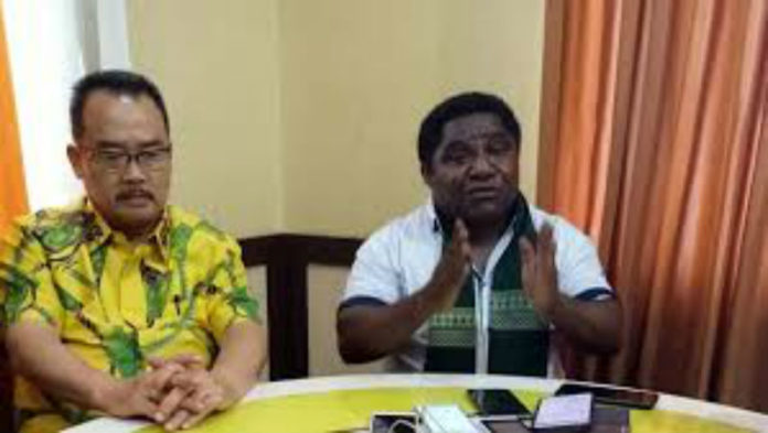 Ketua Fraksi Golkar DPR Papua Ignasius Mimin didampingi Anggota Fraksi Tan Wie Long saat memberikan keterangan pers di waktu kesempatan Caption : Ketua Fraksi Golkar DPR Papua Ignasius Mimin didampingi Anggota Fraksi Tan Wie Long saat memberikan keterangan pers di waktu kesempatan