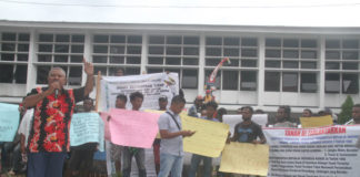 Caption : Suasana Aksi Demo Dari Masyarakat Suku Adat Sentani kabupaten Jayapura dan Suku Adat Tobati Enggros Kota Jayapura di Gedung DPR Papua, Senin (22/10/2018).