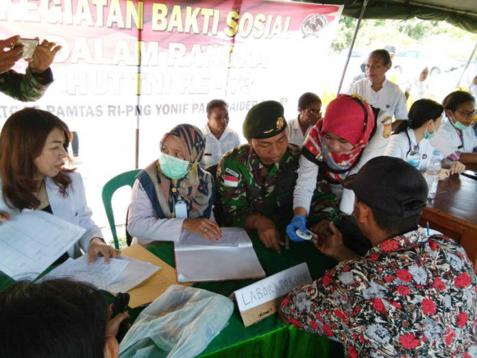 Caption : Suasana pengobatan massal oleh Satgas Yonif Para Raider 501 di Balai Desa Kampung Mosso, Distrik Muara Tami, Kota Jayapura, pada Kamis (4/10/2018)