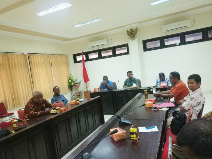 Caption : Terlihat suasana saat jalannya rapat peraiapan Hut Ke V, di Aula Laintai I Kantor Bupati Jayapura, Gunung Merah, Sentani, Jum'at (5/10/2018) pagi. Foto : Tinus Yigibalom/PapuaSatu.com