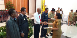Caption : Walikota Jayapura Dr. Drs. Benhur Tomi Mano, MM saat menyerahkan Dokumen Pelaksanaan Perubahan Anggaran Organisasi Perangkat Daerah Tahun Anggaran 2018.
