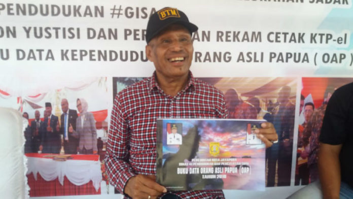 Walikota Jayapura Dr. Drs. Benhur Tomi Mano,MM saat menunjukan Buku Data Orang Asli Papua yang ada di Kota Jayapura Caption : Walikota Jayapura Dr. Drs. Benhur Tomi Mano,MM saat menunjukan Buku Data Orang Asli Papua yang ada di Kota Jayapura