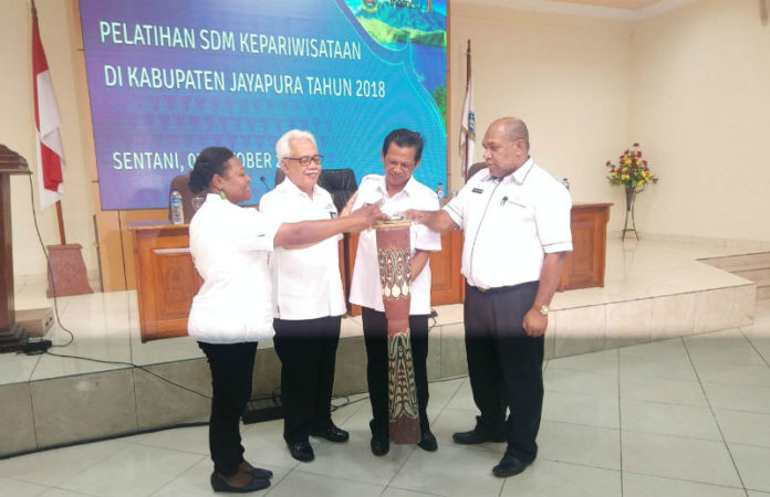 Caption : Wakil Bupati Jayapura, Giri Wijayantoro, didampingi Plt Kepala Dinas Pariwisata Kabupaten Jayaura, Benny Yarisetou saat memukul tifa sebagai tanda dibikanya kegiatan, Pelatihan SDP Keparawisataan, di Aulah Lantai ll Kantor bupati Jayapura gunung merah sentani, Rabu (3/10/208) siang. Foto : Tinus Yigibalom/PapuaSatu.com Caption : Wakil Bupati Jayapura, Giri Wijayantoro, didampingi Plt Kepala Dinas Pariwisata Kabupaten Jayaura, Benny Yarisetou saat memukul tifa sebagai tanda dibikanya kegiatan, Pelatihan SDP Keparawisataan, di Aulah Lantai ll Kantor bupati Jayapura gunung merah sentani, Rabu (3/10/208) siang. Foto : Tinus Yigibalom/PapuaSatu.com