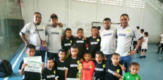 Caption : menejer Tim Greq V. Yoku saat Foto bersama Dengan Tim Futsal Khenambai Umbai, bertanding di Depok. Foto : Ist/PapuaSatu.com