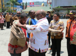 Wakil Gubernur (Wagub) Klemen Tinal, SE.MM memakaikan rompi secara simbolis sebagai tanda pelepasan secara resmi Tim Relawan Tenaga Medis Papua ke Palu Sulawesi Tengah di Halaman Kantor Dinas Kesehatan Papua, Kamis (11/10/2018).