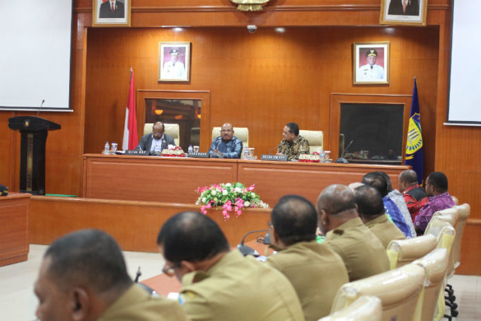Caption : Suasana pertemuan Gubernur dengan Komite I DPD RI, di sasana karya, kantor Gubernur Papua, Kota Jayapura, Selasa (16/10/2018). Caption : Suasana pertemuan Gubernur dengan Komite I DPD RI, di sasana karya, kantor Gubernur Papua, Kota Jayapura, Selasa (16/10/2018).