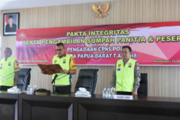 Caption : Kapolda Papua Barat, Brigjen Pol. Rudolf Albert Rodja saat membuka seleksi CPNS Polri 2018