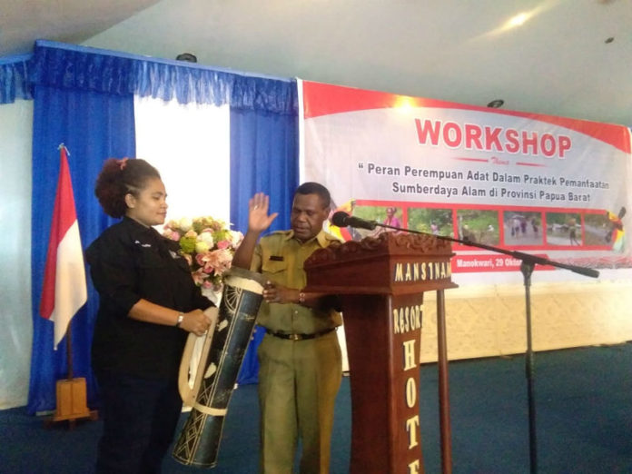 Caption : Kadis Pariwasata Provinsi Papua Barat, Yusak Wabia saat membuka kegiatan Workshop Peran Perempuan Adat Papua//free