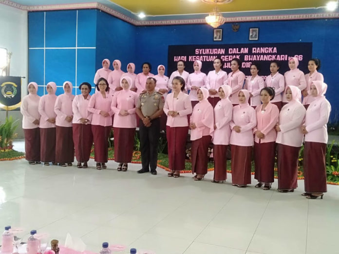 Caption : Foto Kasat Brimob Kombes Pol, Jermias Rontini, S.I.K, M.Si dan Ketua Bhayangkari Yanti Rontini bersama pengurus Bayangkari Cabang Sat Brimob Polda Papua.