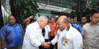 Caption : Gubernur Papua Lukas Enembe, saat bersalaman dengan Menteri PUPR, Dr. Ir. Hadi Muljono di kantor PUPR, Selasa (30/10/2018). Foto : Ist/PapuaSatu.com