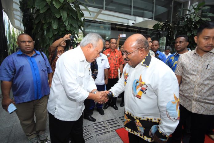 Caption : Gubernur Papua Lukas Enembe, saat bersalaman dengan Menteri PUPR, Dr. Ir. Hadi Muljono di kantor PUPR, Selasa (30/10/2018). Foto : Ist/PapuaSatu.com