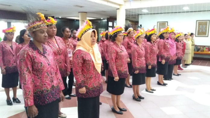 Caption : Kontingen IGTKI Kota Jayapura yang akan mengikuti Porseni IGTKI Se- Indonesia di Jakarta. Caption : Kontingen IGTKI Kota Jayapura yang akan mengikuti Porseni IGTKI Se- Indonesia di Jakarta.