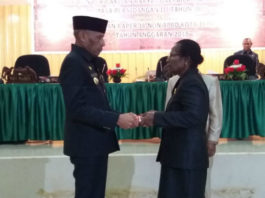 Caption : Wakil Ketua DPRD Kota Jayapura Mathelda Yakadewa menyerahkan Raperda yang disetujui kepada Walikota Jayapura.