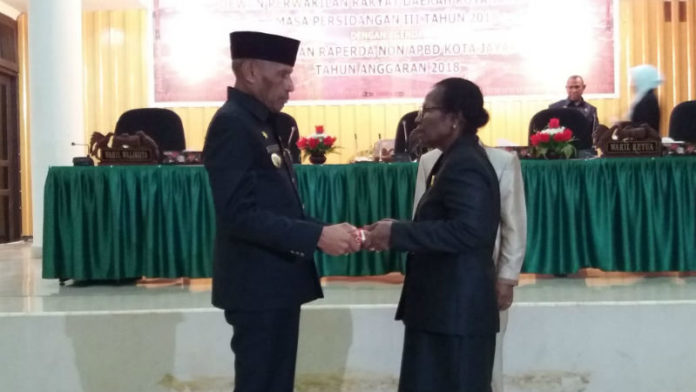 Caption : Wakil Ketua DPRD Kota Jayapura Mathelda Yakadewa menyerahkan Raperda yang disetujui kepada Walikota Jayapura. Caption : Wakil Ketua DPRD Kota Jayapura Mathelda Yakadewa menyerahkan Raperda yang disetujui kepada Walikota Jayapura.