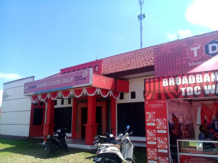 Grapari Telkomsel Branch Wamena yang mensupport pelayanan komunikasi seluler di Kota Wamena dan sekitarnya. (foto : Jainuri/PapuaSatu.com) Grapari Telkomsel Branch Wamena yang mensupport pelayanan komunikasi seluler di Kota Wamena dan sekitarnya. (foto : Jainuri/PapuaSatu.com)