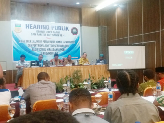 Caprion : Suasana Hearing Publik Komisi I DPR Papua dengan Solidaritas Anti Miras dan Narkoba Kota Jayapura-Papua di hotel Horizon