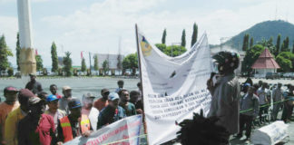 Caption: Aksi demo damai korban PHK PT Freeport di halaman kantor Gubernur Papua, Dok II, Kota Jayapura, Senin (26/11/2018). Foto: Piet Balubun / PapuaSatu.com
