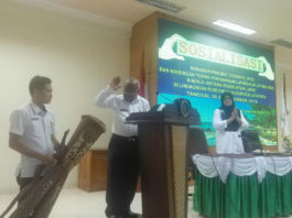 Caption : Asisten lll Bidang Administrasi Umum Setda Kabupaten Jayapura, Dr. Timothius J.Demetou. ketika memukul Tifa Sebagai Tanda di bukanya kegiatan Sosialisasi KPO, di Aulah Lantai ll Kantor Bupati Jayapura, Rabu (28/11/2018) siang. Foto : Tinus Yigibalom/PapuaSatu.com