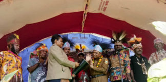 Caption: Bupati Keerom Muh. Markum yang didampingi Ketua-ketua LMA saat memukul tifa tanda pembukaan musyawarah Dewan Adat Keerom.