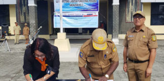 Caption: Dinkes Papua dan PT. Pos Indonesia Tanda Tangan Perjanjian Kerjasama Tanggulangi Penyakit TBC di Halaman Kantor Dinas Kesehatan Papua, Selasa (6/11/2018). Foto: ist / PapuaSatu.com