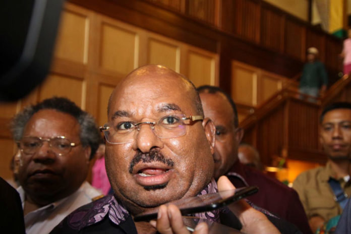 Gubernur Papua, Luaks Enembe Saat di wawancara di Timika di waktu kesempatan Gubernur Papua, Luaks Enembe Saat di wawancara di Timika di waktu kesempatan