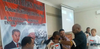 Caption : Hadir Koordinator Nasional Relawan Pinggiran Jokowi Itu KitorAng (JIKA) Hironimus Hilapok, saat mengenak baju seragam kepada pengurus Relawan Pinggiran Provinsi Papua
