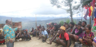 Anggota DPR Papua yang juga kade GIDI saat bertemu masyarakat pada acara Konferensi GIDI Wilayah Toli ke X di Klasis Longgoboma, kabupaten Tolikara