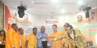 Caption : Asisten Bidang Hukum dan Pemerintahan Sekda Papua, Doren Wakerkwa, SH, saat membuka pelaksanaan Rapimda dan pembekalan caleg Hanura di Provinsi Papua di Jayapura, Kamis (29/11/2018).
