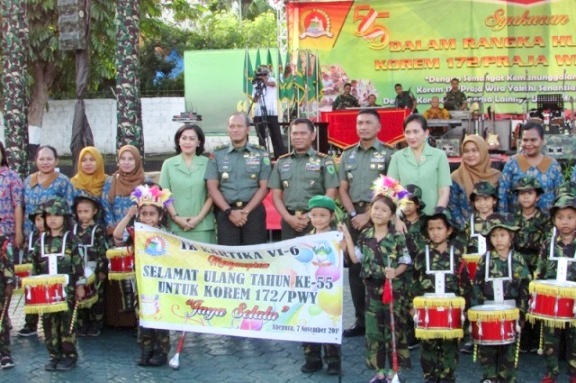 Pangdam XVII/Cenderawasih, Mayjen TNI Yosua P. Sembiring dan ibu didampingi Kasdam XVII/Cenderawasih, Brigjen TNI I Nyoman Cantiasa dan Danrem 172/PWY, Kolonel Inf. J Binsar P. Sianipar, saat berfoto bersama para murid TK Kartika 66 yang tampil pada acara syukuran HUT KOrem 172/PWY ke-55, Rabu (7/11/2018)