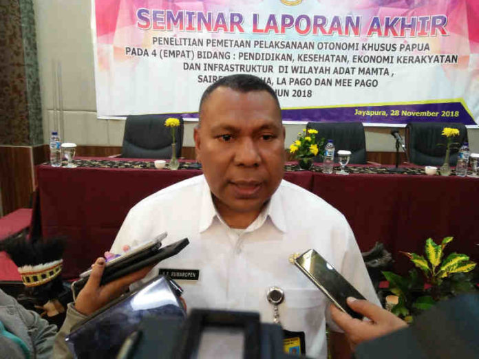 Caption: Kepala Biro Otsus Setda Papua, AF. Rumaropen
