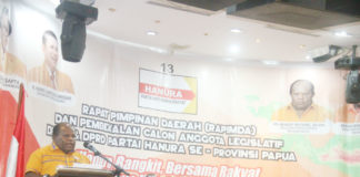 Caption : Ketua DPD Hanura Provinsi Papua DR. Hengky Kayame, saat menyampaikan sambutan pada pembukaan Rapimda DPD Hanura Papua, di Hotel Aston Jayapura