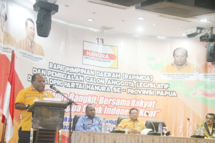 Caption : Ketua DPD Hanura Provinsi Papua DR. Hengky Kayame, saat menyampaikan sambutan pada pembukaan Rapimda DPD Hanura Papua, di Hotel Aston Jayapura
