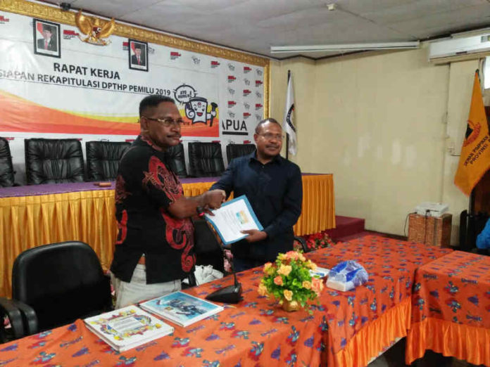 Ketua Umum DPP Partai Papua Bersatu, Kris Fonataba serahkan berkas caleg kepada Ketua KPU Papua, Theodorus Kossay, di Kantor KPU Papua, Caption: Ketua Umum DPP Partai Papua Bersatu, Kris Fonataba serahkan berkas caleg kepada Ketua KPU Papua, Theodorus Kossay, di Kantor KPU Papua, Rabu (14/11/2018). Foto: Piet Balubun / PapuaSatu.com