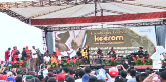 Caption: Penampilan Duta Reggae Indonesia Ras Muhammad yang berhasil menghipnotis pengunjung Crossboreder Festival Keerom.