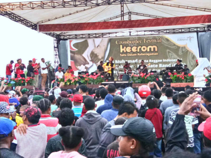 Penampilan Duta Reggae Indonesia Ras Muhammad yang berhasil menghipnotis pengunjung Crossboreder Festival Keerom Caption: Penampilan Duta Reggae Indonesia Ras Muhammad yang berhasil menghipnotis pengunjung Crossboreder Festival Keerom.