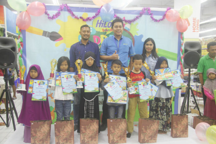 Peserta lomba foto bersama setelah meraih juara lomba mewarnai di Hypermart Mall Jayapura Peserta lomba foto bersama setelah meraih juara lomba mewarnai di Hypermart Mall Jayapura