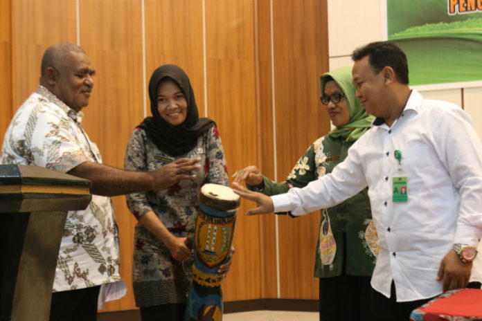 Caption : Pembukaan pembinaan program Adipura dan Kebijakan Strategis Jaerah (Jakstrada) pengelolaan sampah rumah tangga dan sejenis sampah rumah tangga di Kota Jayapura, Kamis (01/11/2018).