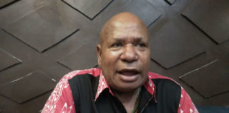 Caption: Ketua tim relawan Papua “bungkus” for Jokowi – Amin, Ramses Wally. Foto: Piet Balubun / PapuaSatu.com