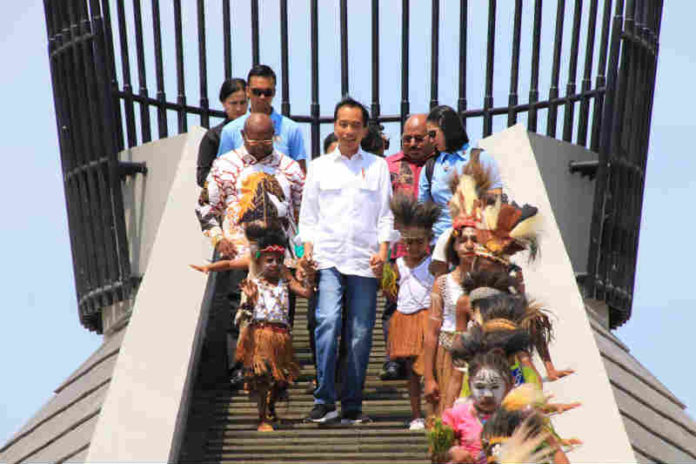 Caption: Presiden Republik Indonesia, Ir. Joko Widodo resmikan monumen kapsul waktu tahun 2015-2085 di Kabupaten Merauke, Jumat (16/11/2018).